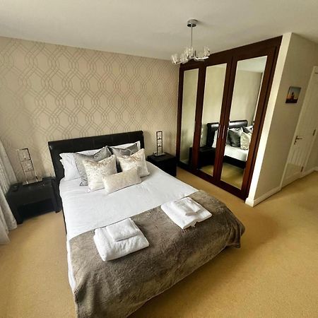 Majestic, Modern & Spacious Harbour-View Apartment With Parking Whitby Exteriér fotografie