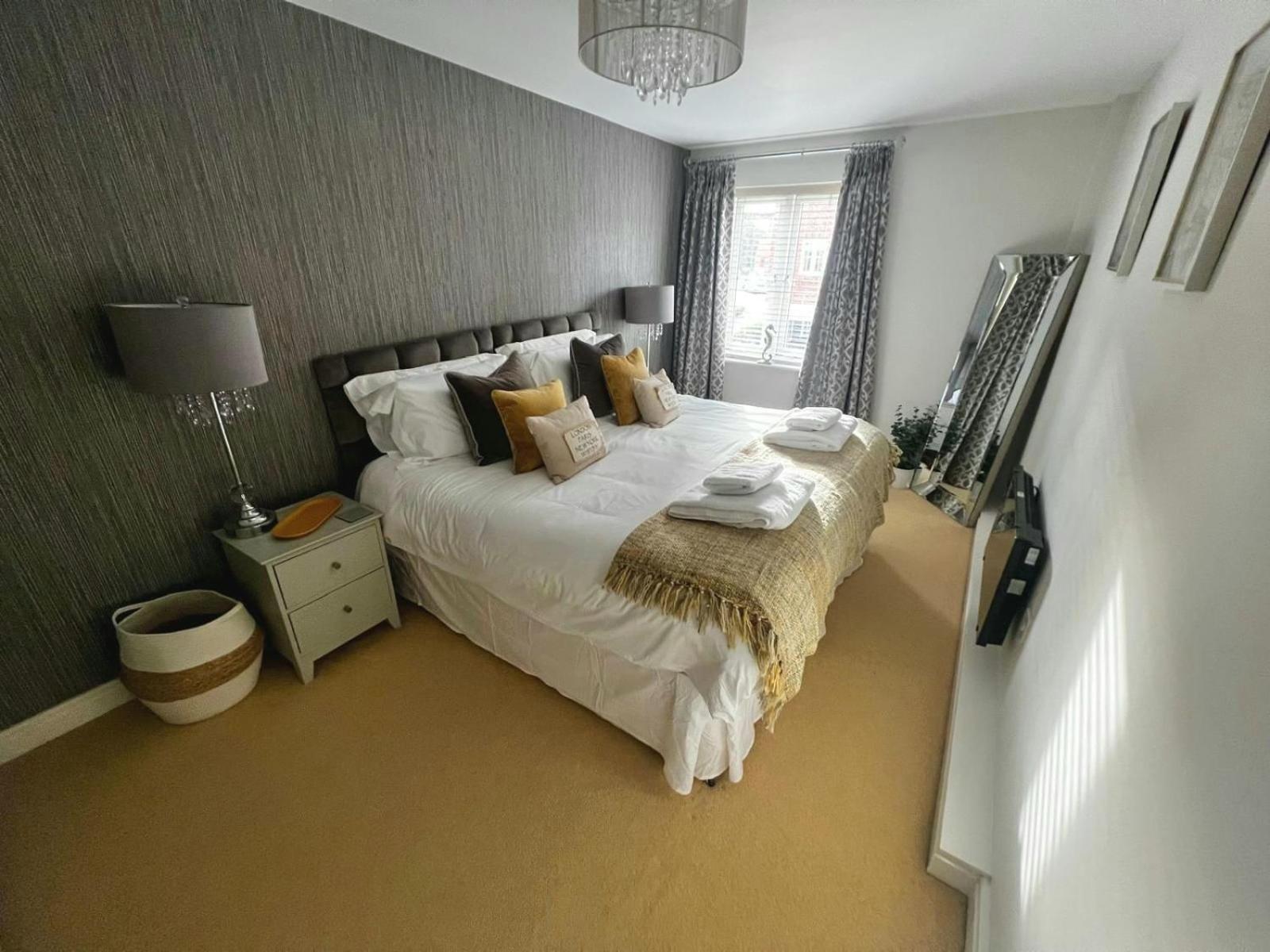 Majestic, Modern & Spacious Harbour-View Apartment With Parking Whitby Exteriér fotografie