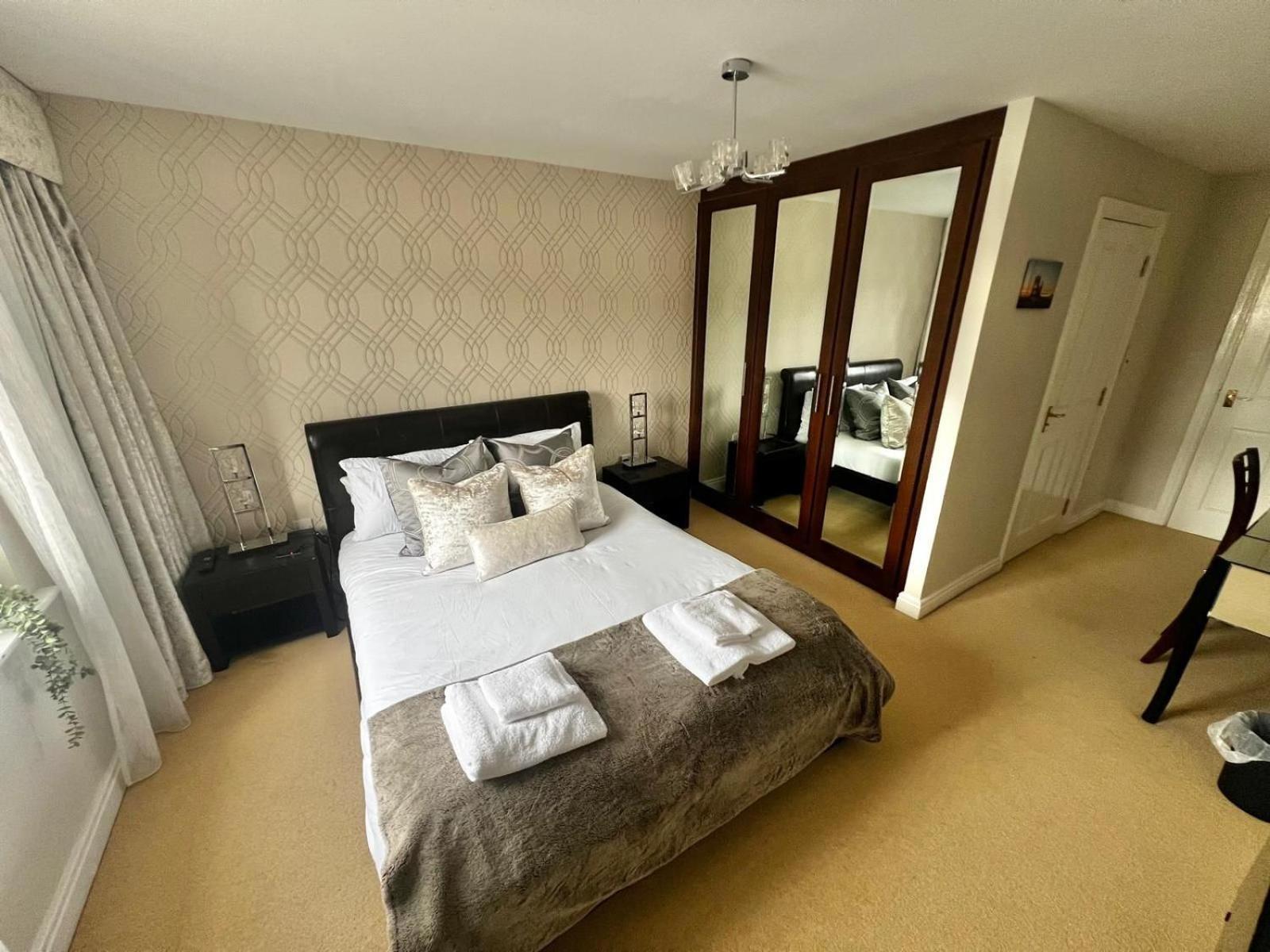 Majestic, Modern & Spacious Harbour-View Apartment With Parking Whitby Exteriér fotografie