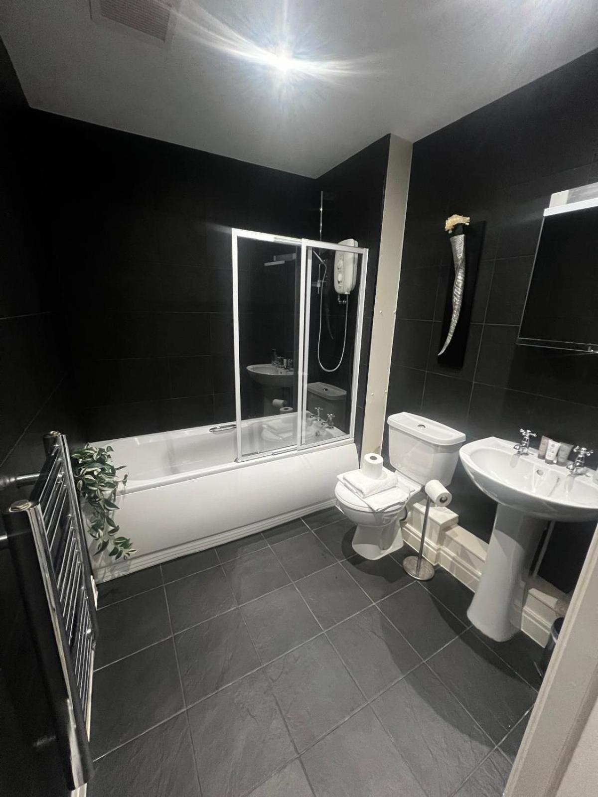 Majestic, Modern & Spacious Harbour-View Apartment With Parking Whitby Exteriér fotografie