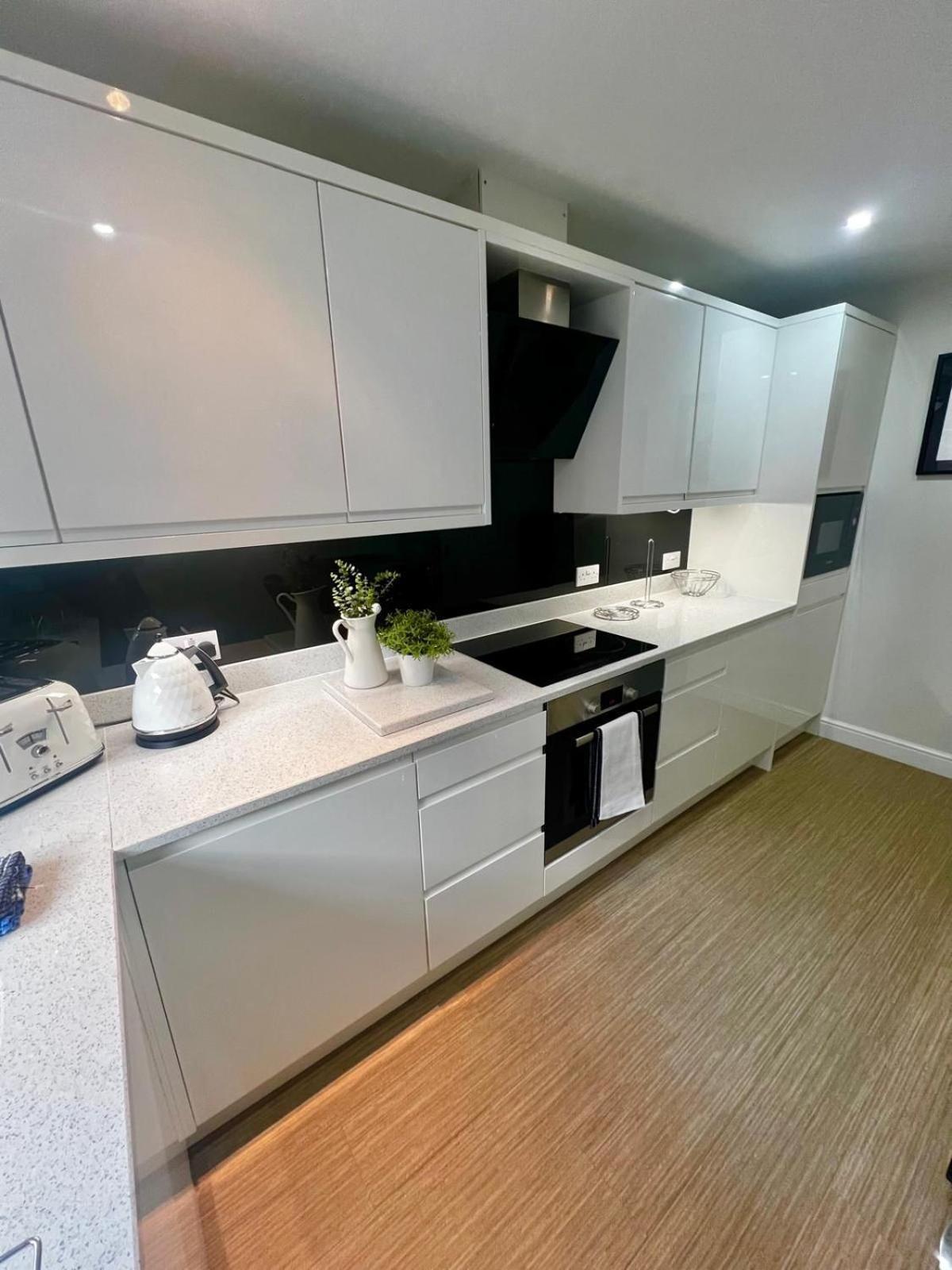 Majestic, Modern & Spacious Harbour-View Apartment With Parking Whitby Exteriér fotografie